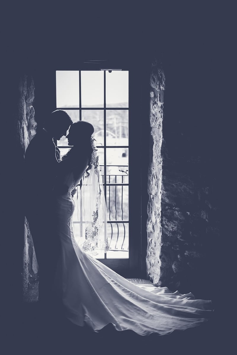 Wedding couple in a beautiful outdoor setting